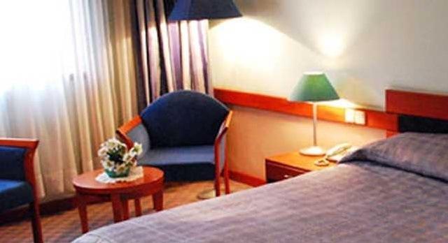 Tori Hotel Тбилиси Стая снимка